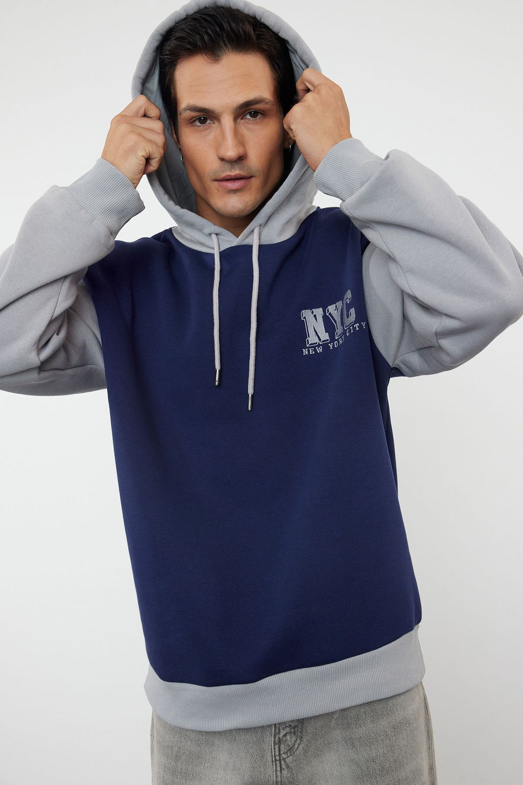 TRENDYOL MAN Ekru Oversize/Genis Kesim Renk Bloklu Sehir Nak?sl? Ici Polar Kapusonlu Sweatshirt TMNAW25SW00028 - Trendyolmilla фото 10