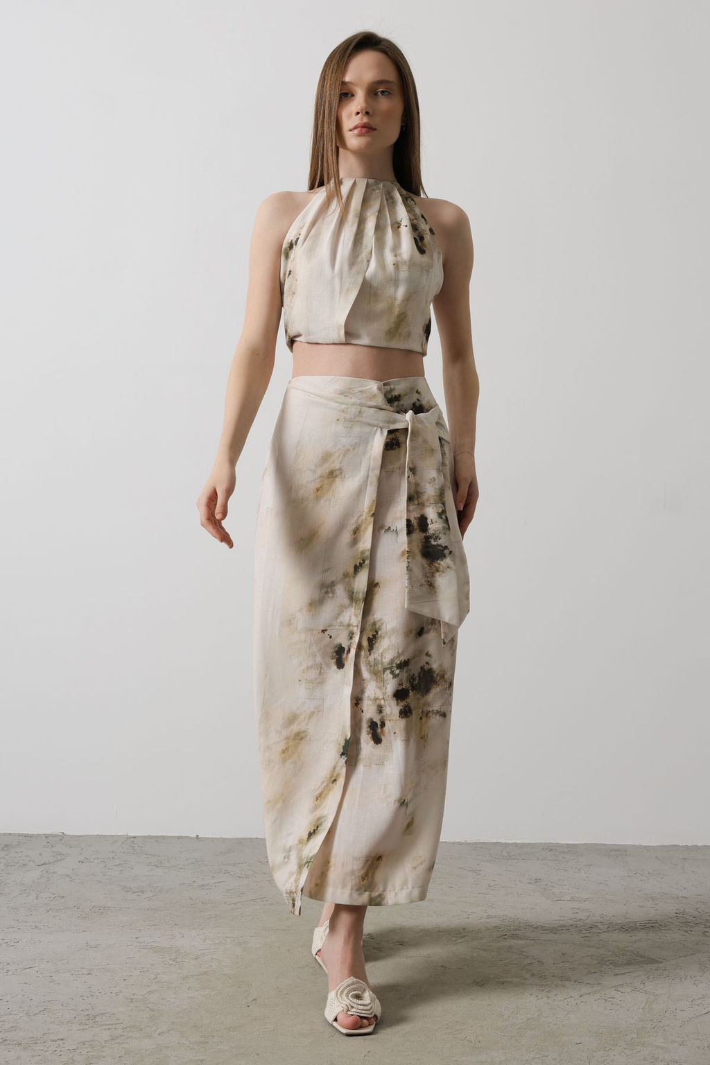 TRENDYOLMILLA Bej Batik Desenli Anvelop Midi Dokuma Etek TWOSS25ET00052