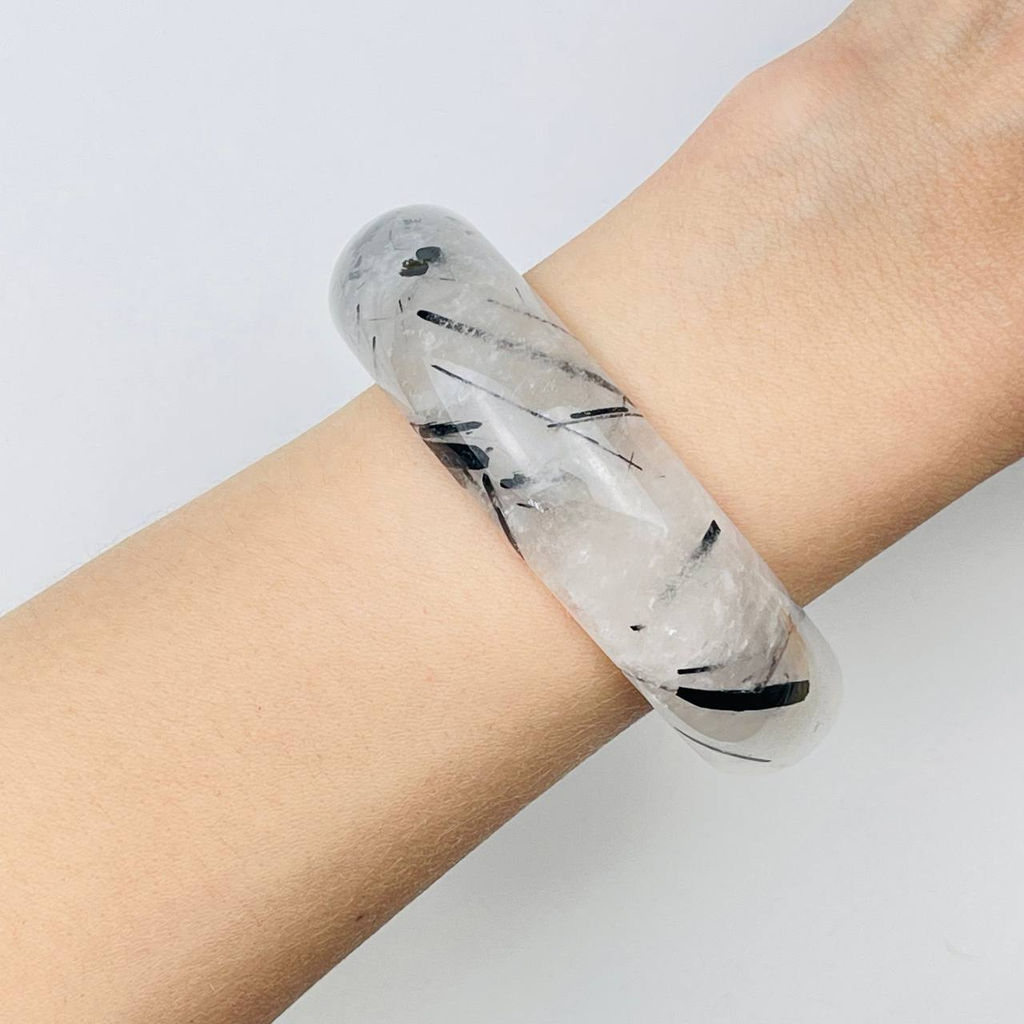 Браслет цельный из Кварца с включением Турмалина