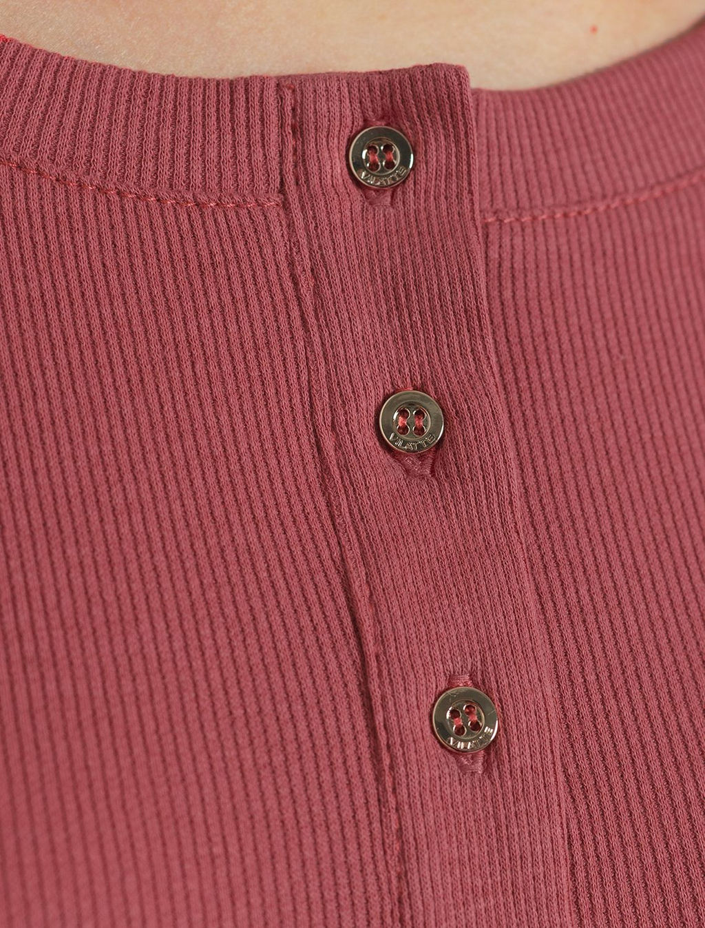 Лонгслив облегающий из фактурного трикотажа в рубчик с круглым вырезом на пуговицах - Vilatte фото 2