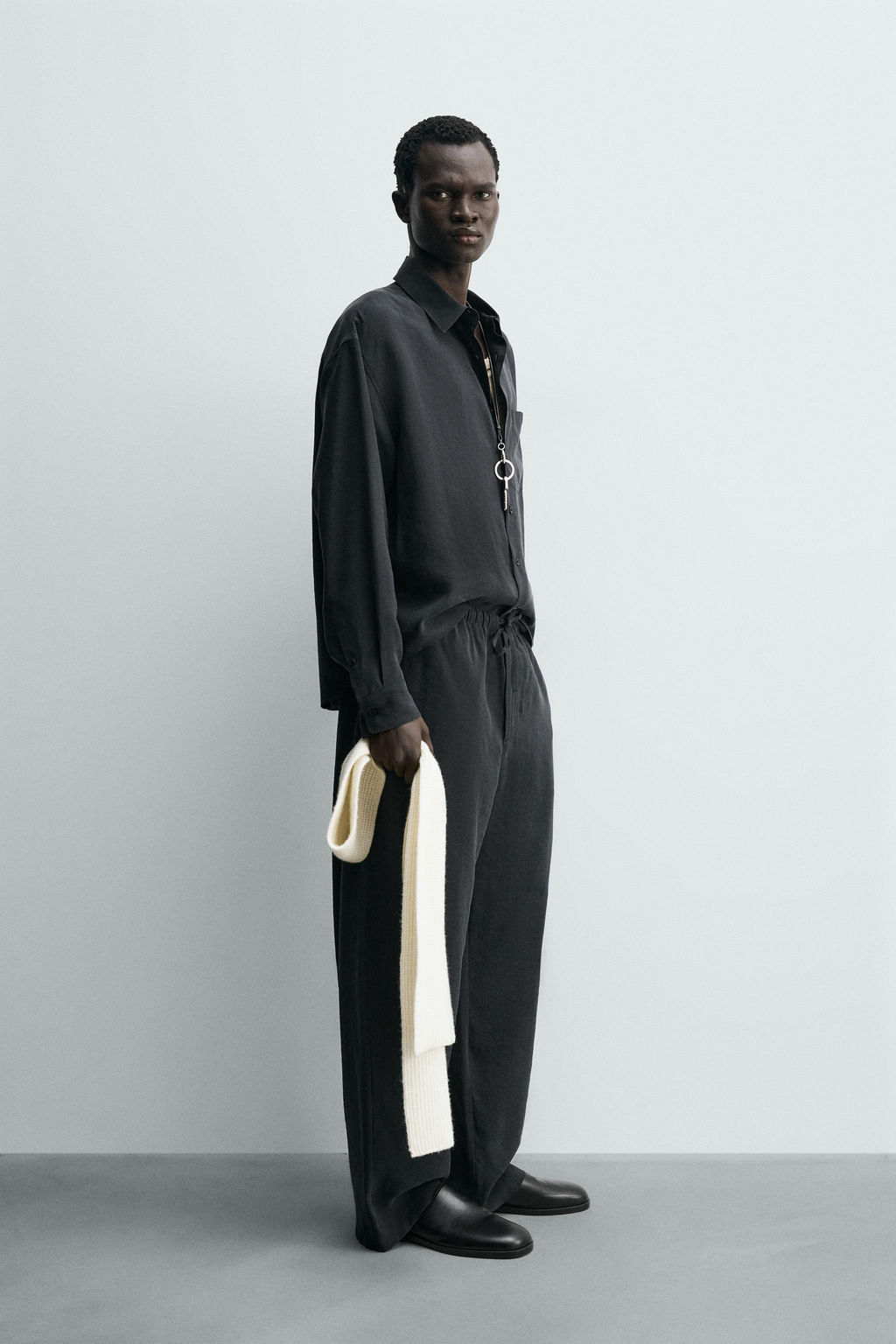 CAMISA FLUIDA RELAXED FIT / Negro - Zara фото 4