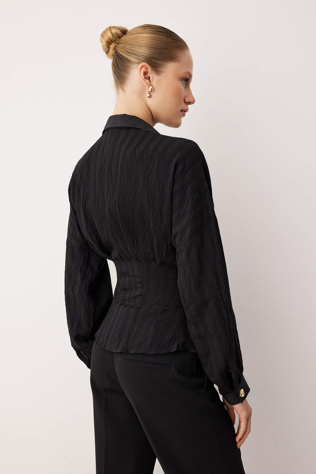 Siyah Gold Dugme Detayl? Bele Oturan Fitted Gomlek TWOAW26GO00104 - Trendyolmilla фото 4