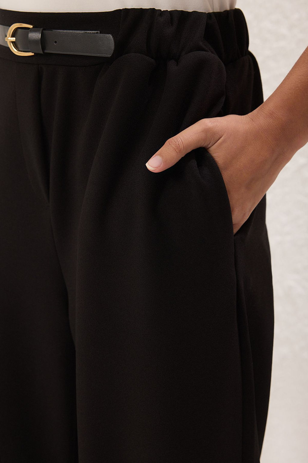 TRENDYOLMILLA Siyah Kemer Detayl? Wideleg/Genis Kesim Pantolon TWOSS25PL00059