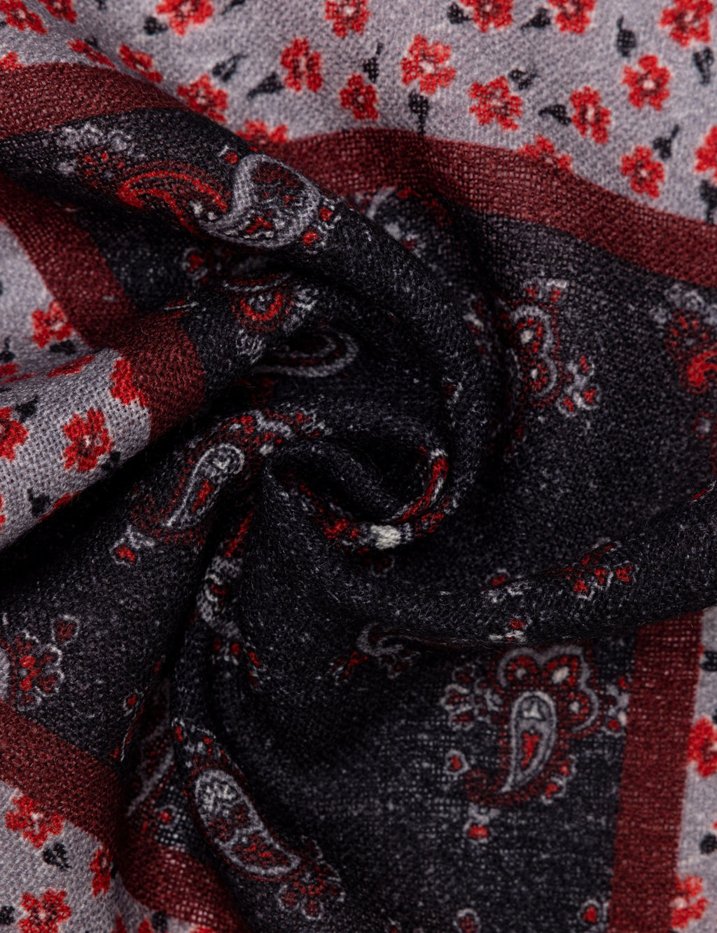 Черный платок - Cacharel фото 3