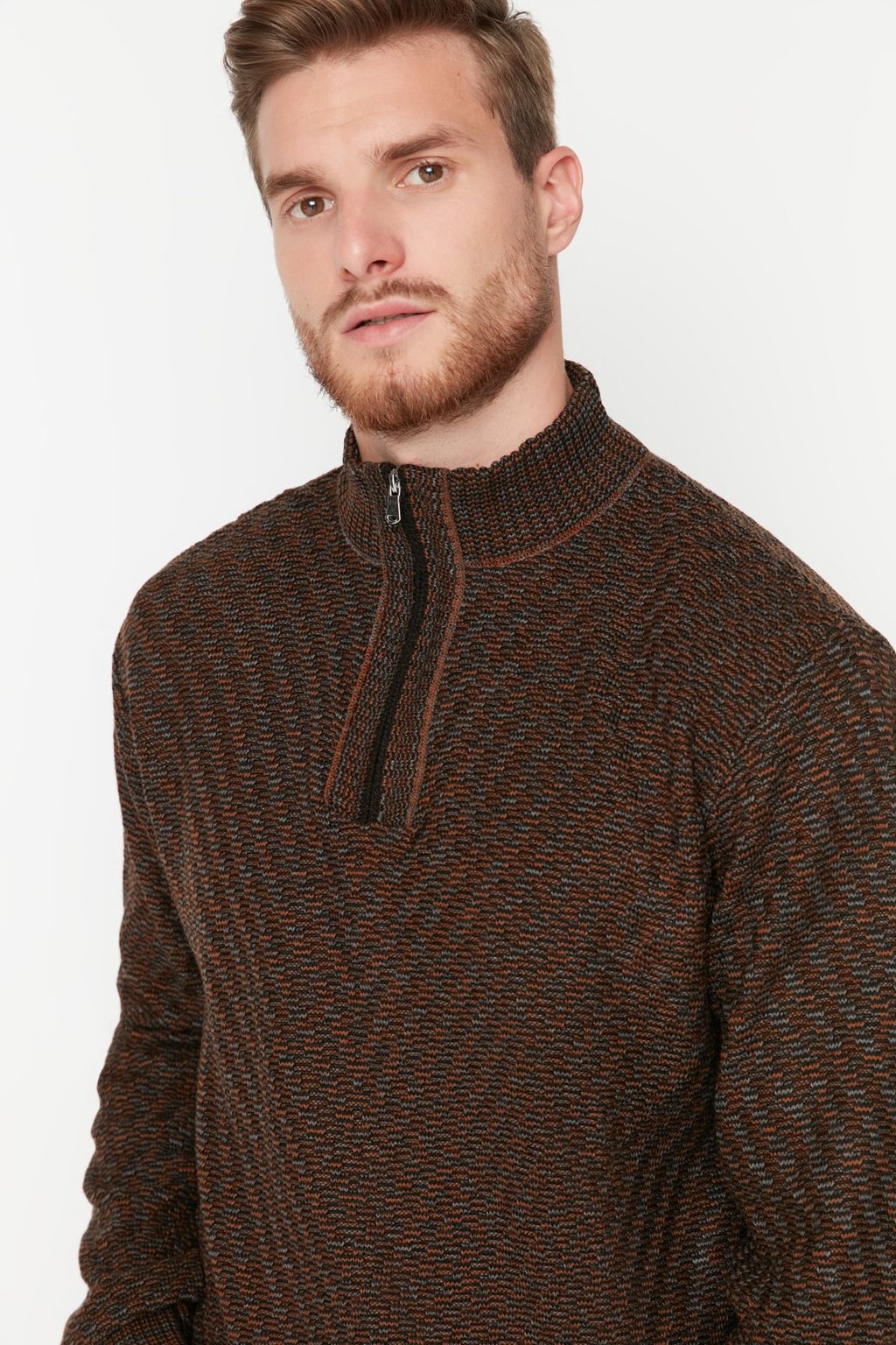 TRENDYOL MAN Kahverengi Slim Fit Dar Kesim Yar?m Bal?kc? Yaka Fermuarl? Triko Kazak TMNAW23KZ00175 - Trendyolmilla фото 4