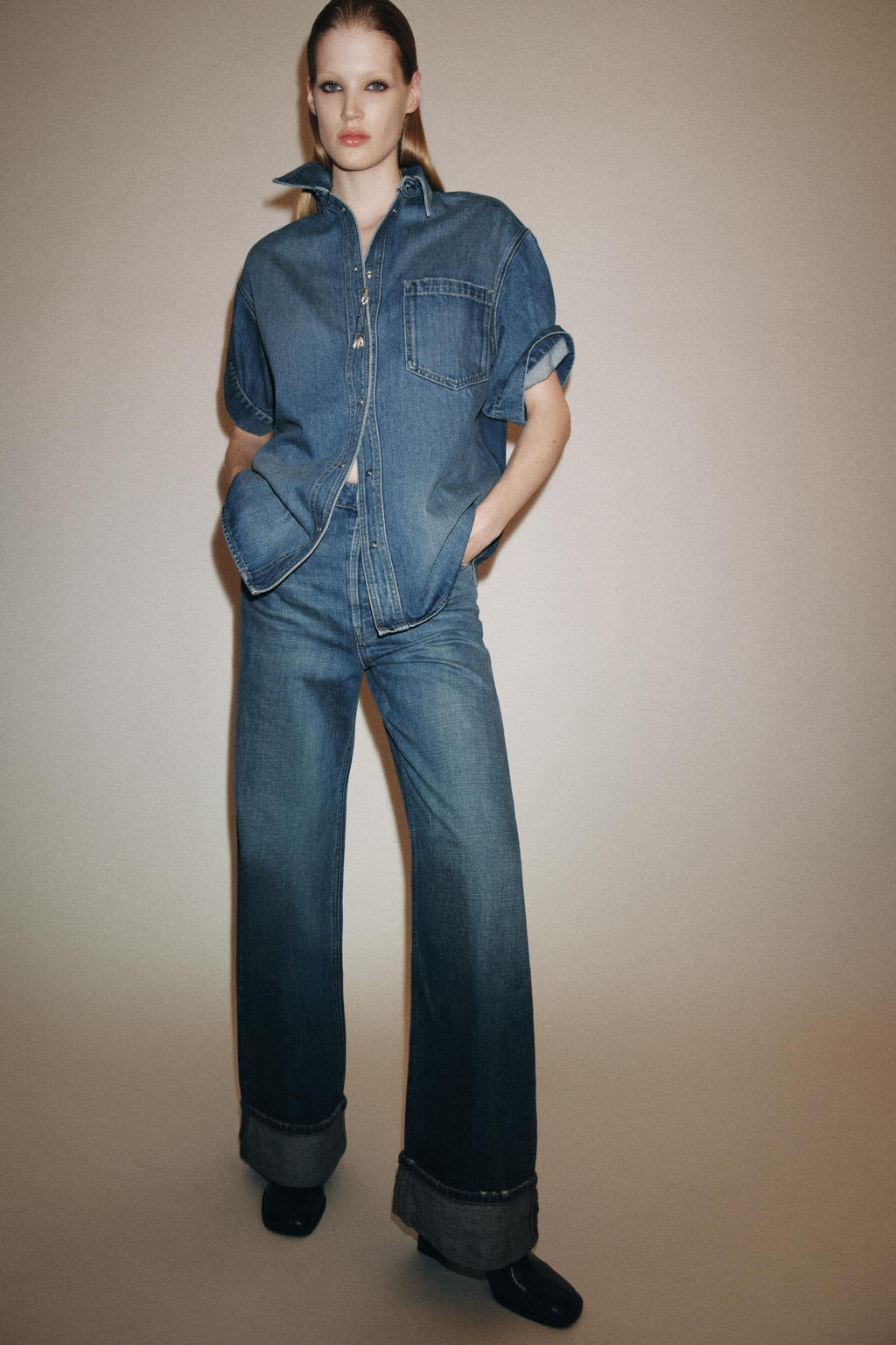 ZW COLLECTION MID-WAIST TURN-UP HEM JEANS - Zara фото 6
