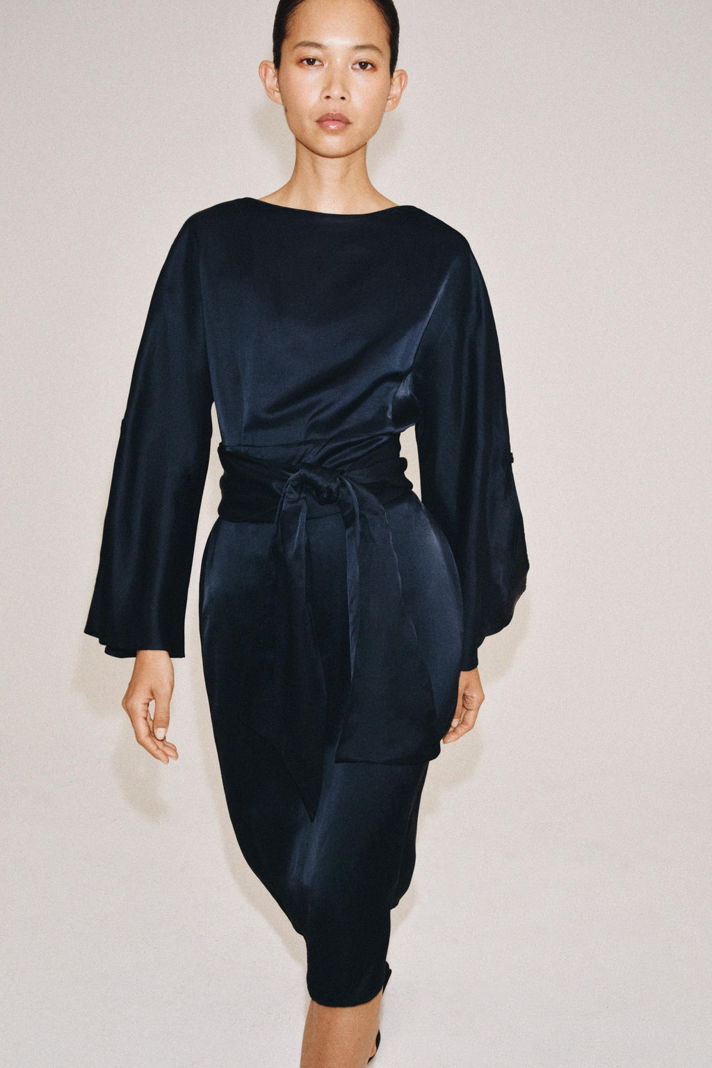 VESTIDO MIDI CINTUR?N CON LINO ZW COLLECTION / Azul - Zara фото 6