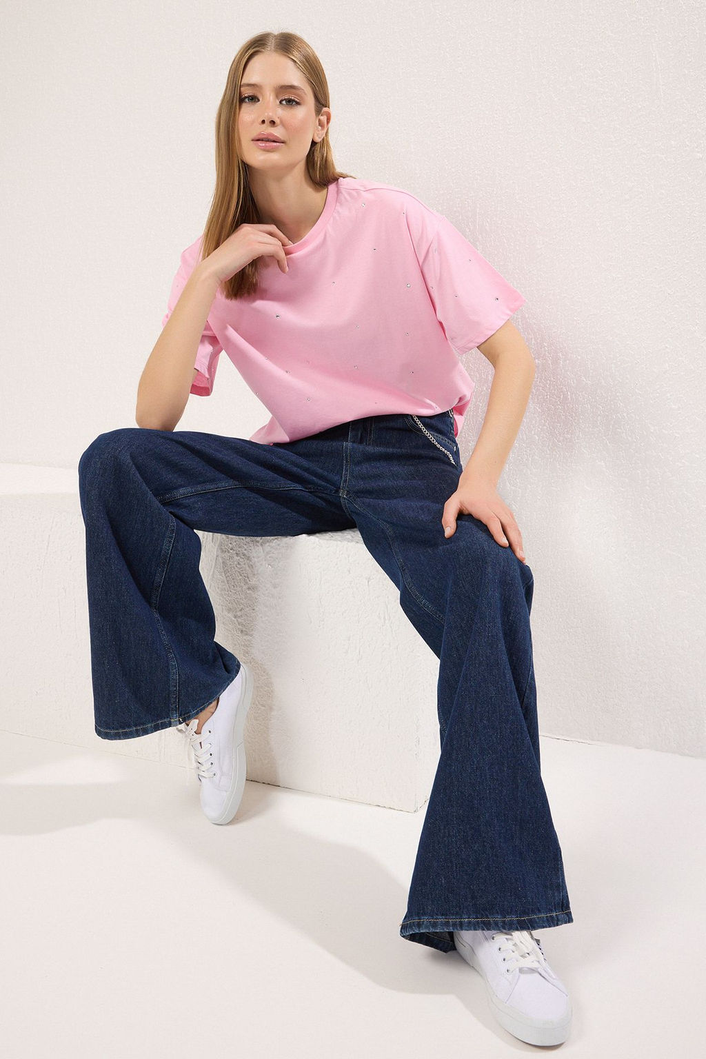 Pembe Pamuklu Tas Detayl? Relaxed/Genis Rahat Kesim Bisiklet Yaka Orme T-Shirt TWOSS23TS00153