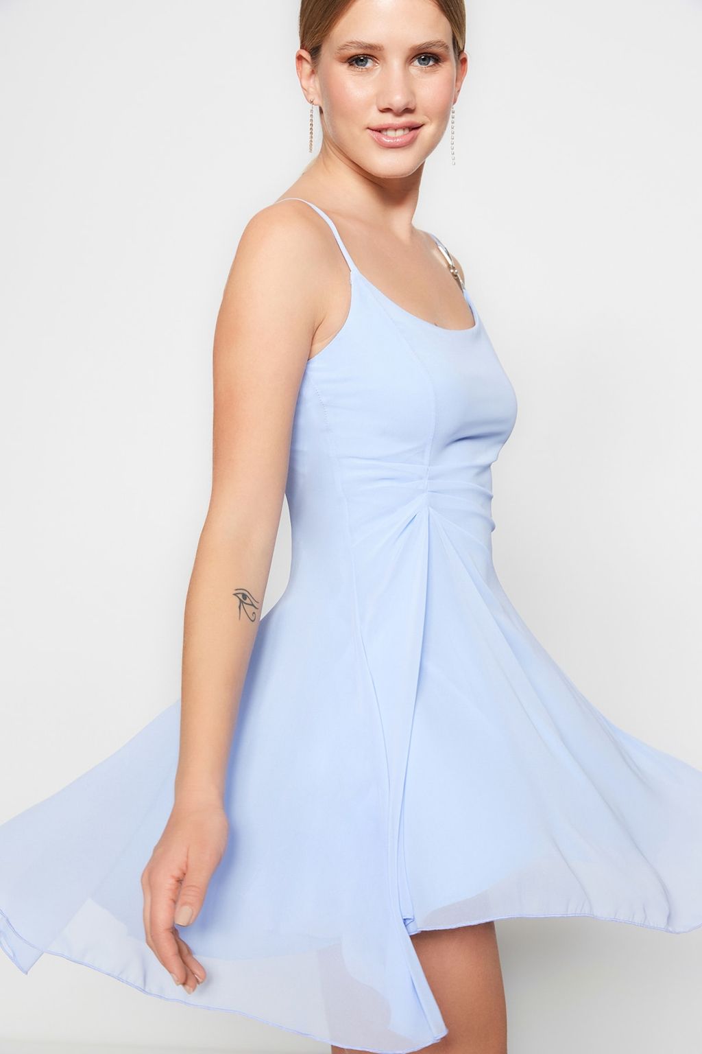 TRENDYOLMILLA Siyah A-Kesim Astarl? Dokuma Sifon K?sa Abiye Gece Elbise TPRSS23EL00033  фото 3