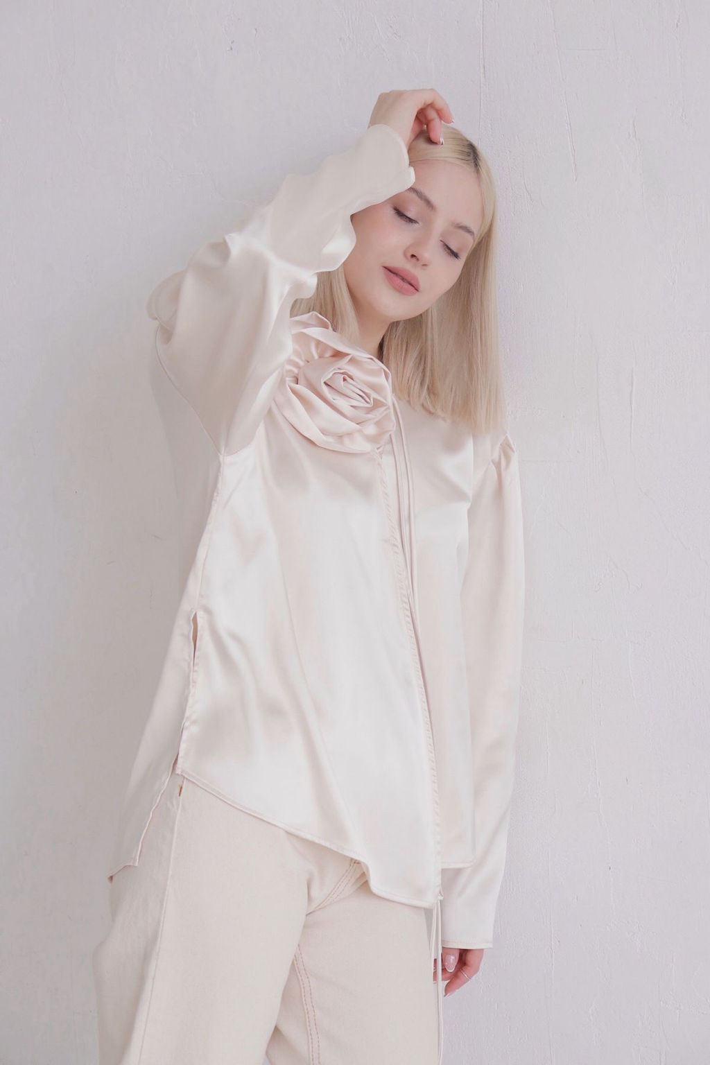 12343 Блуза шёлковая с цветком слоновая кость - Martichelli фото 4