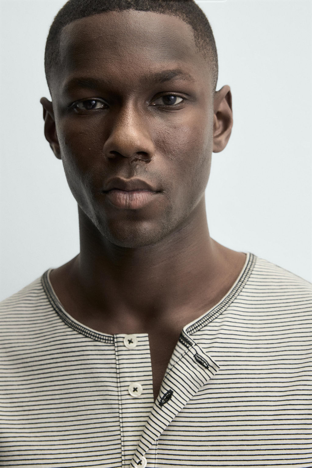 STRIPED HENLEY NECK T-SHIRT - Zara фото 5