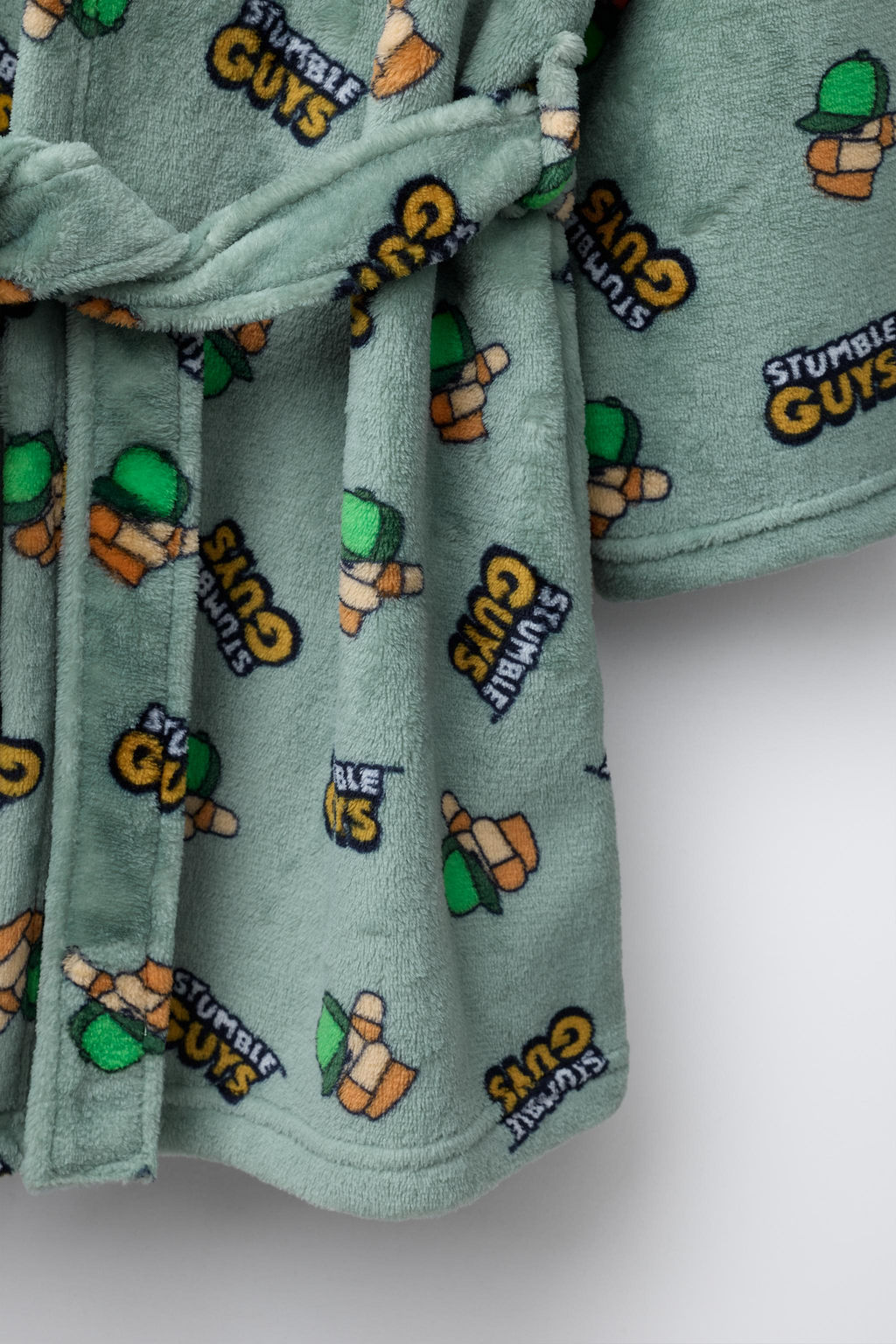 AGES 3-14 / STUMBLE GUYS   SCOPELY FLEECE ROBE