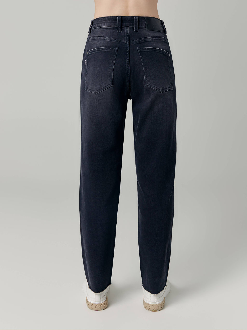 CONTE CON-661 Черные джинсы mom с эффектом потертости и необработанным краем black - Conte elegant фото 8