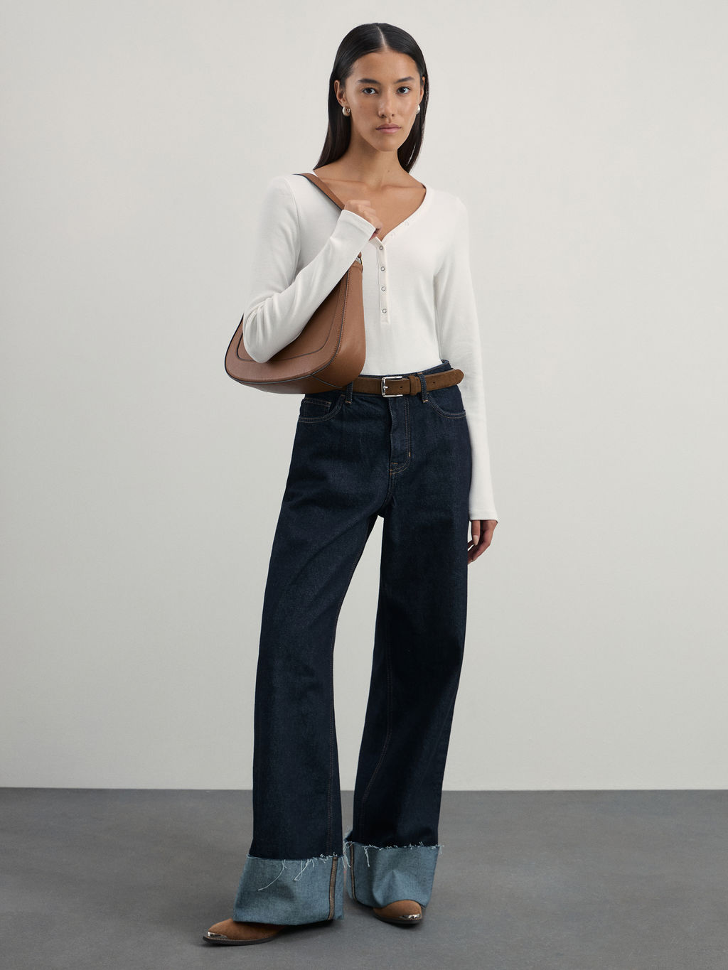 Лонгслив с V-образным вырезом в риб / Zarina  фото 8