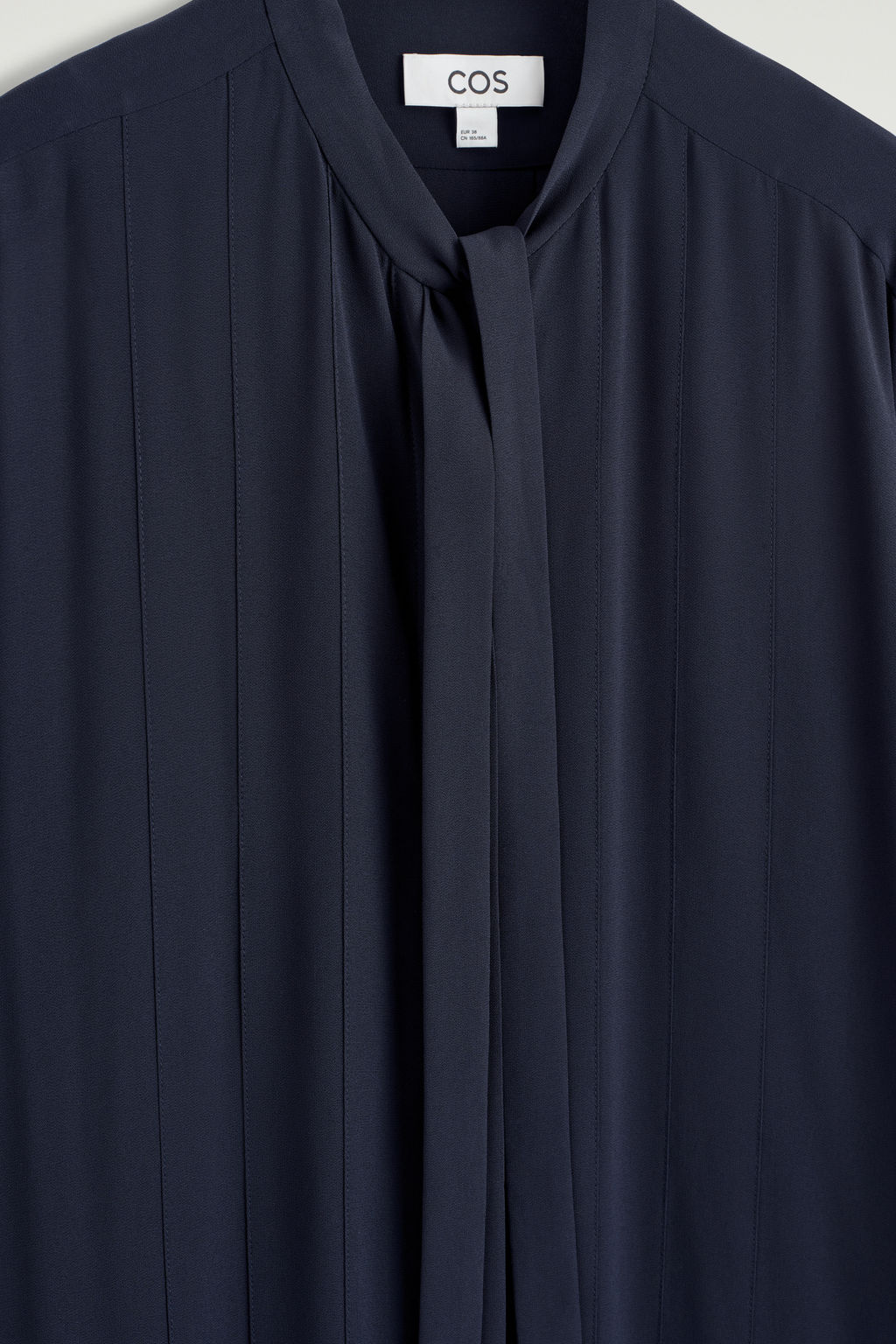 VESTIDO CAMISERO MIDI PLISADO CON LAZO - H&m фото 4