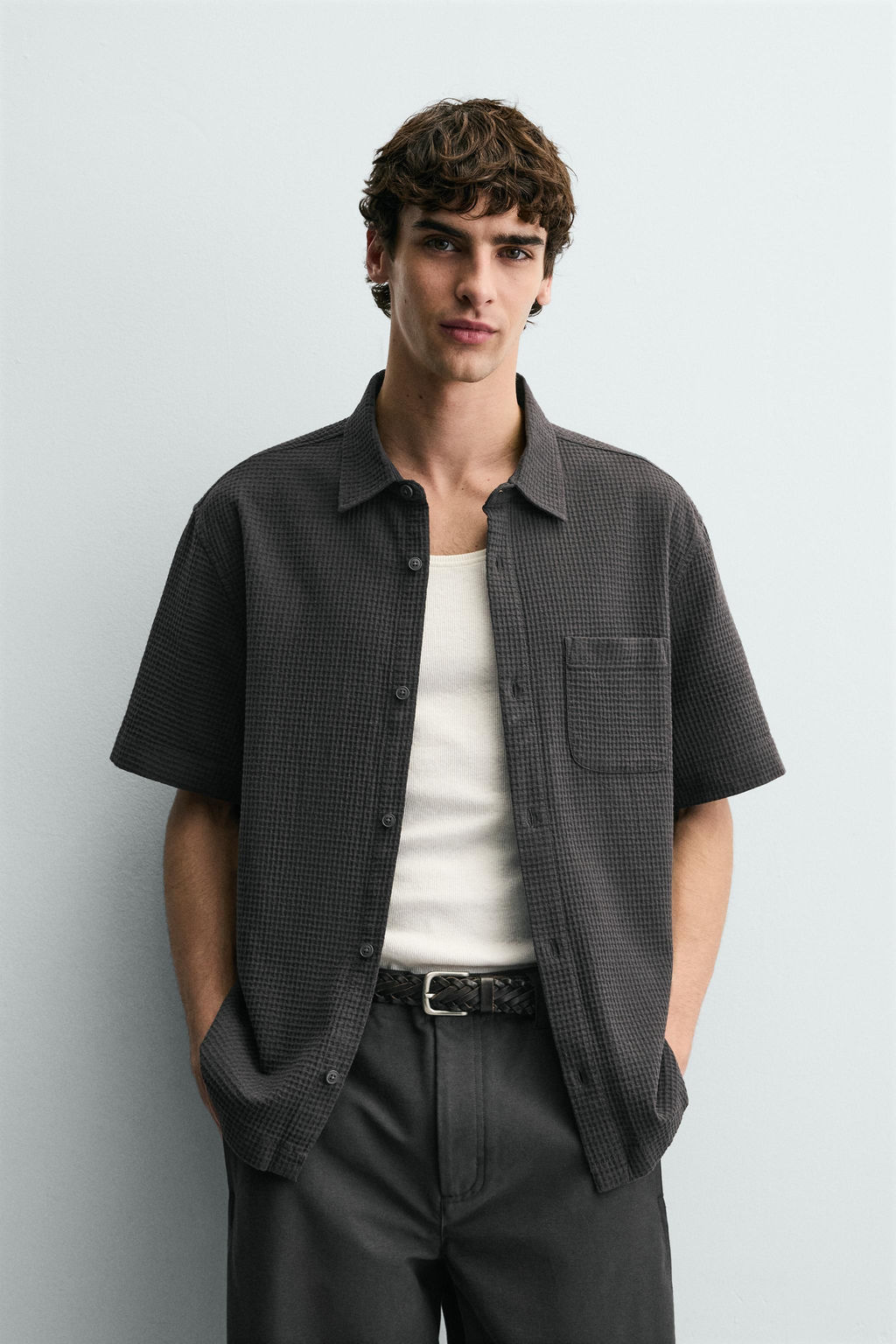 CAMISA ESTRUCTURA BOLSILLO / Gris / Tostado