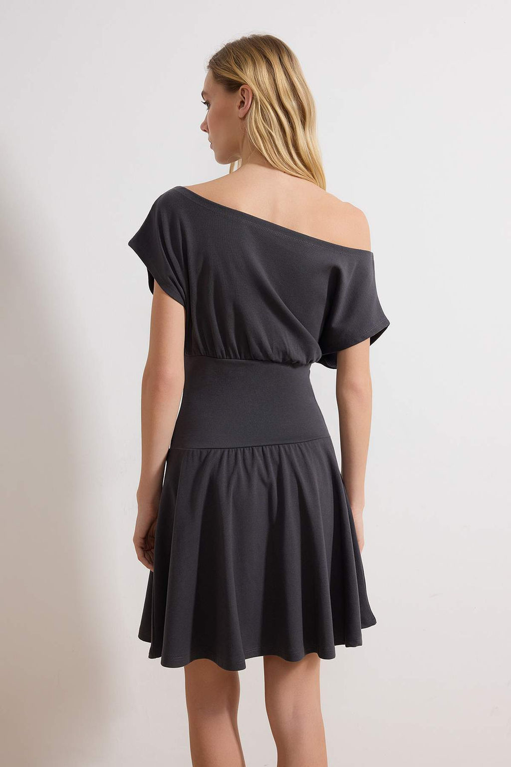 Antrasit Belden Ac?lan Asimetrik Yaka K?sa Kollu Mini Pamuk Ribana Orme Elbise TWOSS26EL00210