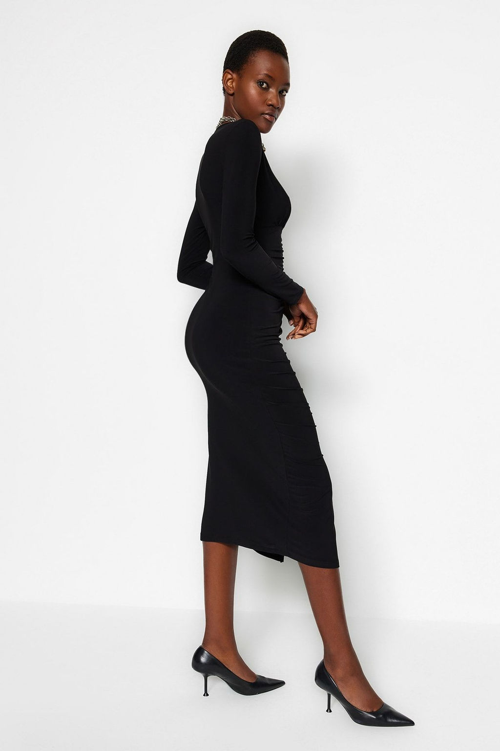 TRENDYOLMILLA Siyah Drapeli V Yaka Fitted/Vucuda Oturan Esnek Midi Orme Kalem Elbise TWOAW24EL00197