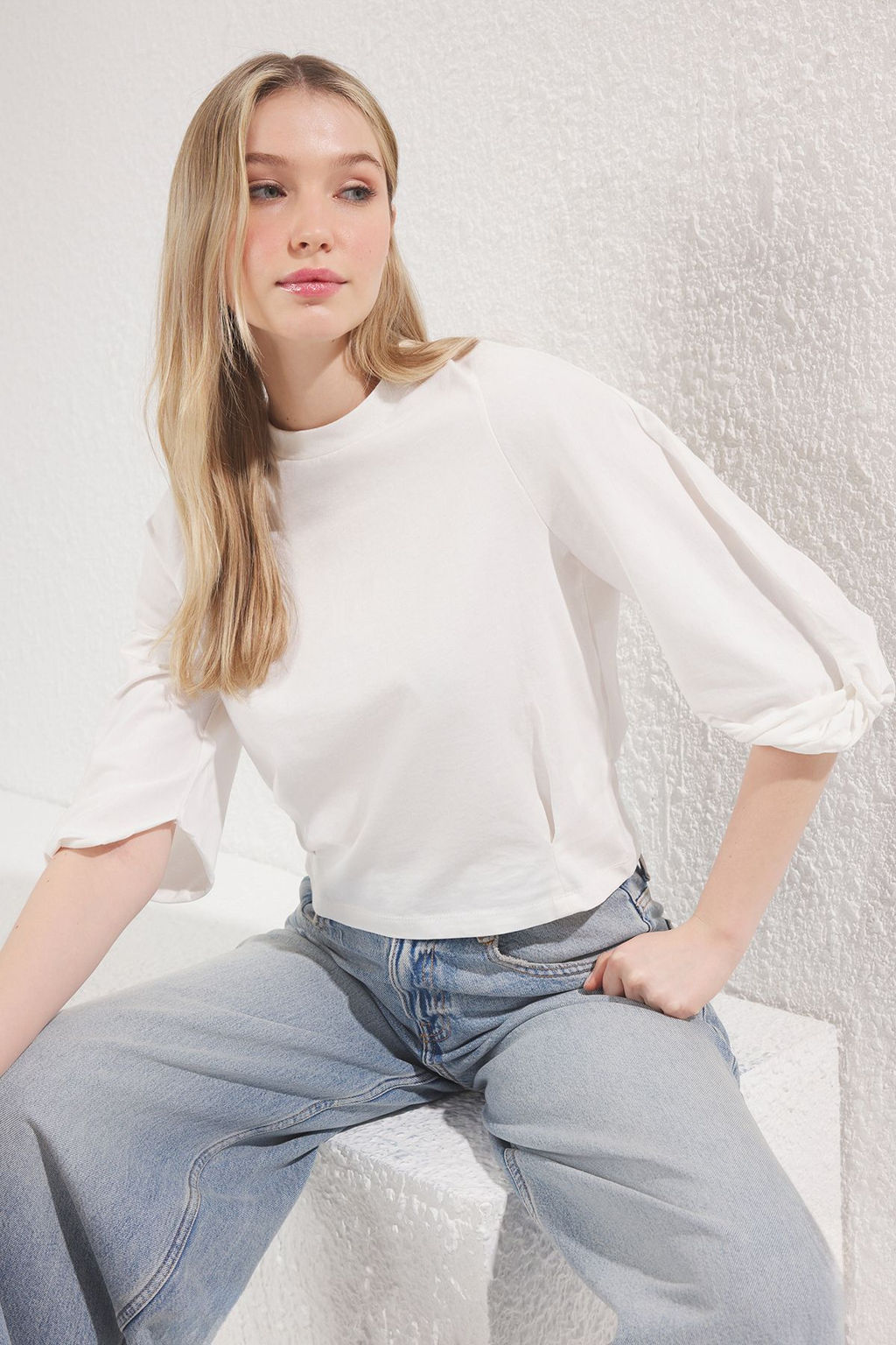 TRENDYOLMILLA Ekru %100 Pamuk Regular/Normal Kal?p Kol Detayl? Orme T-Shirt TWOSS25TS00065 фото 2