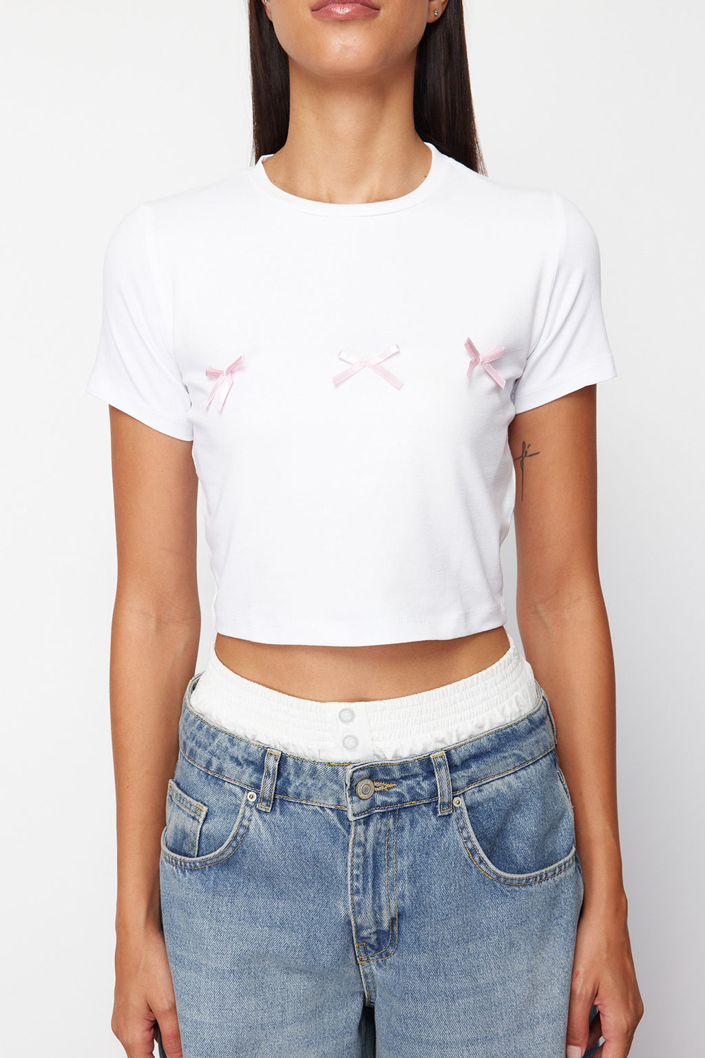 Beyaz Fiyonk Detayl? Crop K?sa Kollu Bisiklet Yaka Esnek Orme T-Shirt TWOSS24TS00248