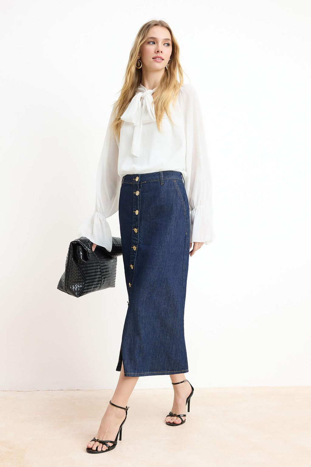 Koyu Mavi Dugme Detayl? Midi Denim Etek TWOSS26ET00004 - Trendyolmilla фото 3