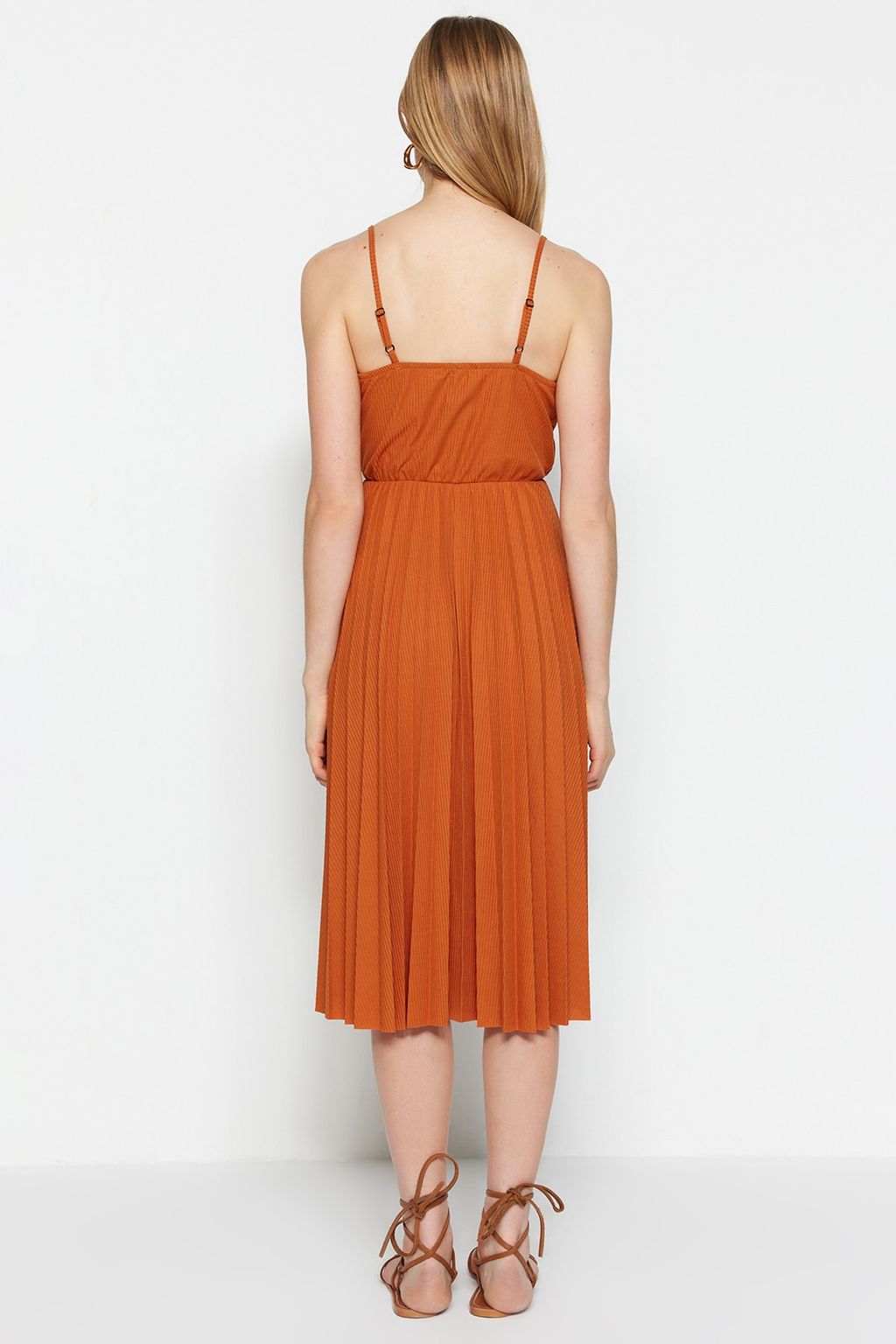 TRENDYOLMILLA Siyah Belden Ac?lanMidi Kruvaze Piliseli Ayarlanabilir Ask?l? Esnek Orme Elbise TWOSS20EL2729  фото 31