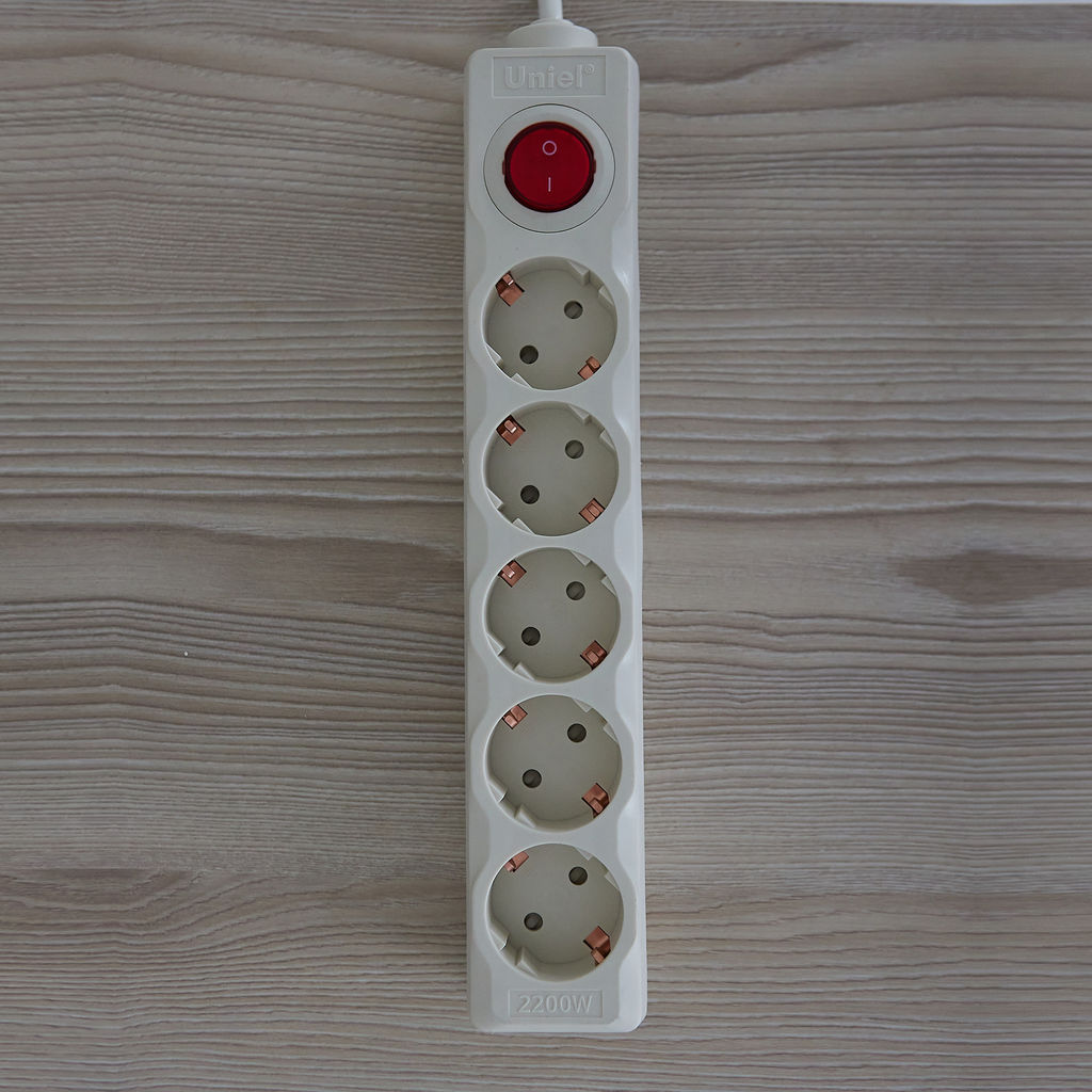 S-GSU5-5 IVORY Cетевой фильтр серии Universal, 5м (Пвс 3*0,75), 5 гнезд, с/з. 10А. Защита от перенапряжения, короткого замыкания. TM Uniel.