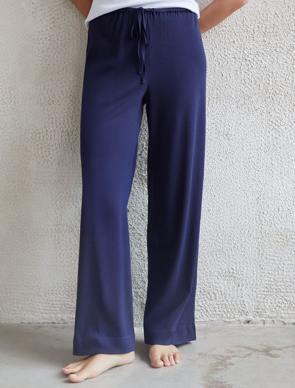 Прямые брюки с поясом на резинке из фактурного трикотажа в рубчик