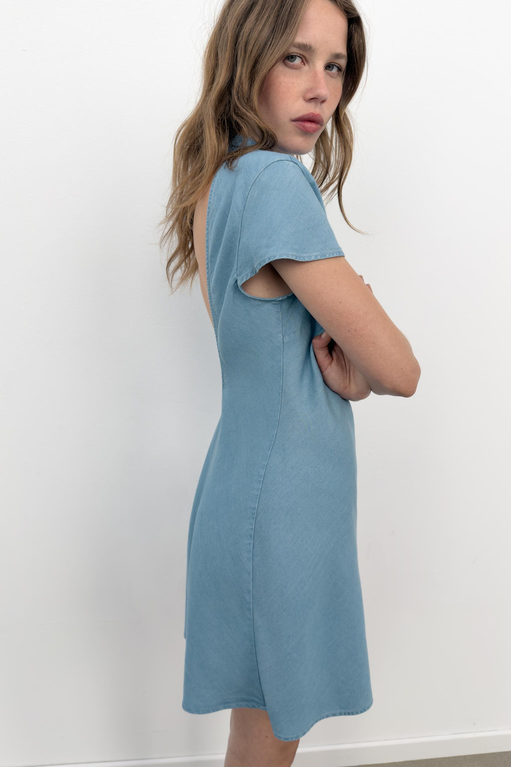 VESTIDO MINI ESPALDA DESCUBIERTA / Azul claro - Zara фото 4