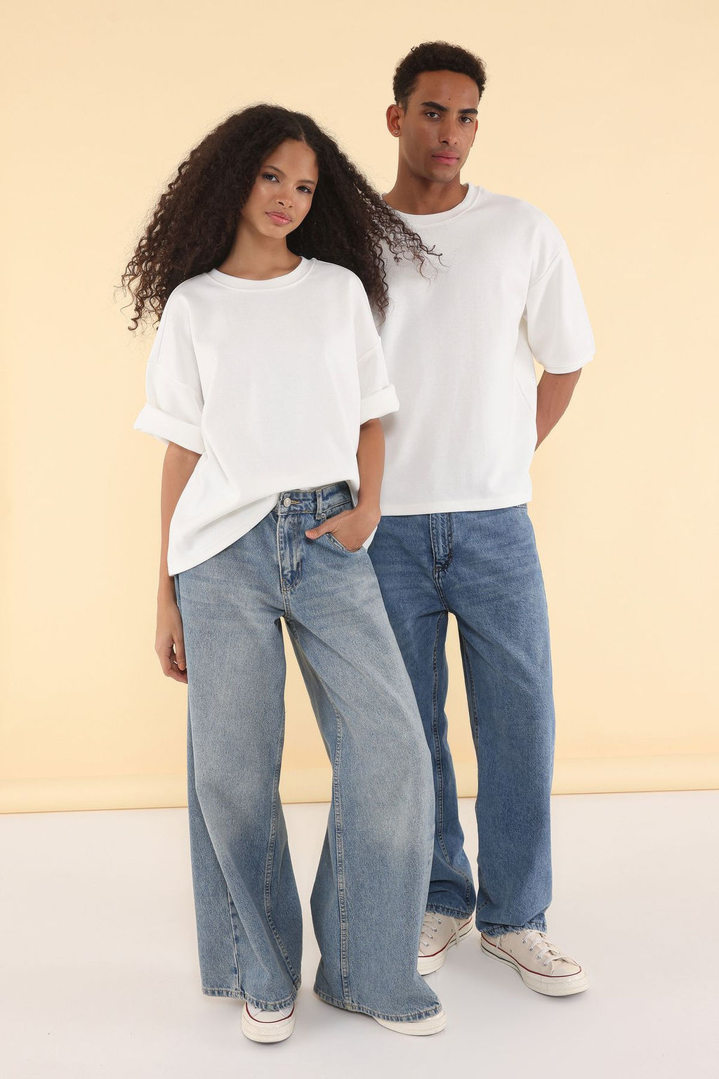 TRENDYOL MAN Beyaz Unisex Boxy/Kare Kesim Kal?n Premium T-Shirt TMNSS25TS00080