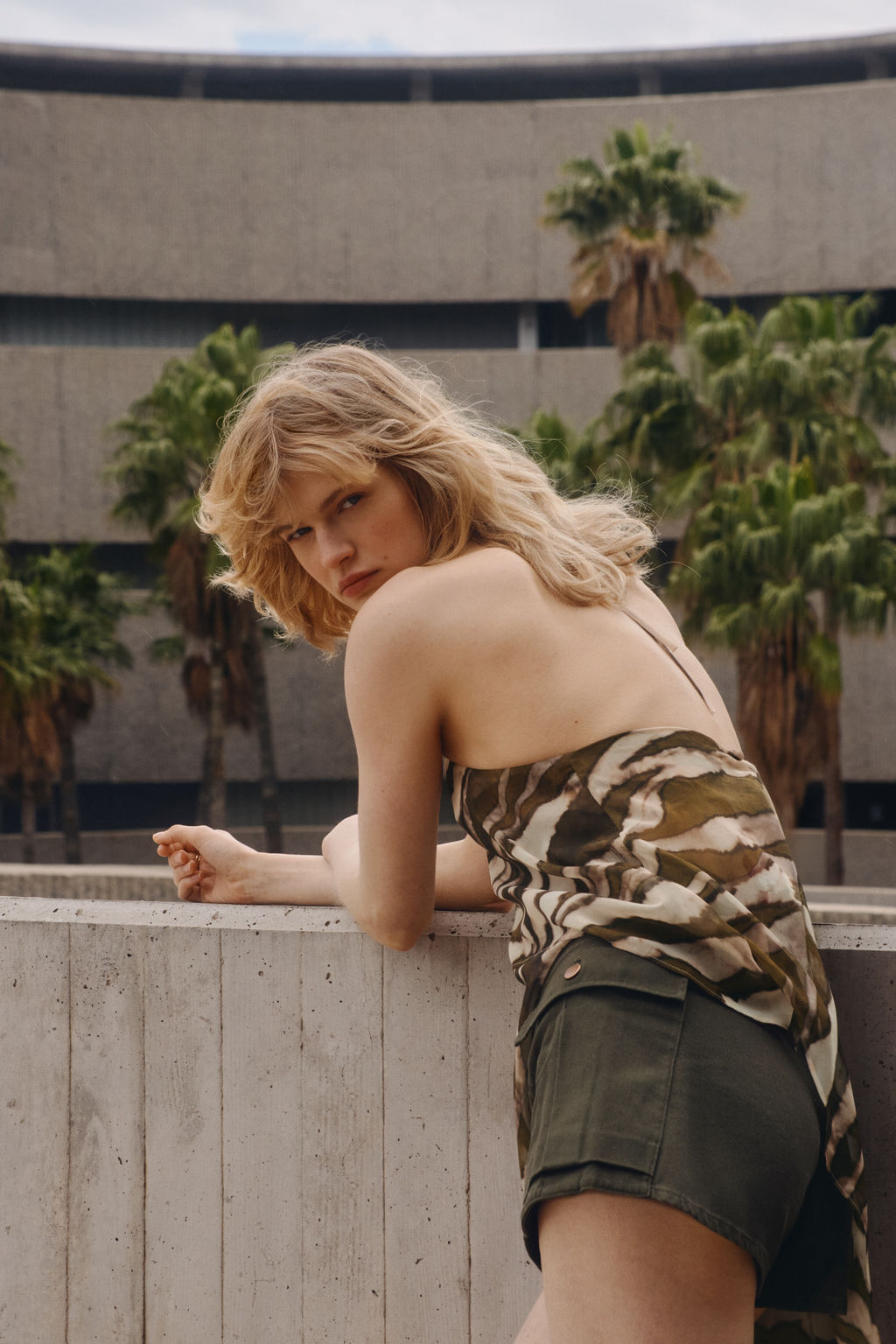 Top asim?trico con escote halter - H&m фото 4