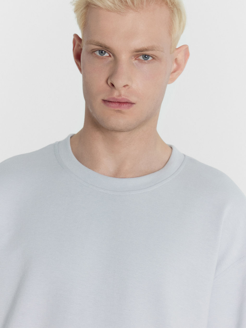 Комплект мужской (футболка, шорты) в сером цвете туман 191024 - Mark formelle фото 5