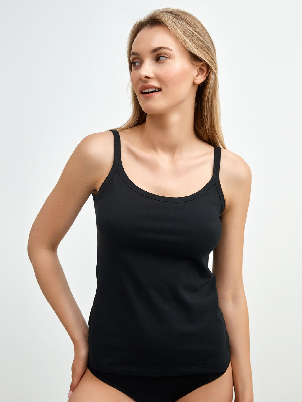 Однотонная прилегающая майка на бретелях черный 422518 - Mark formelle фото 2
