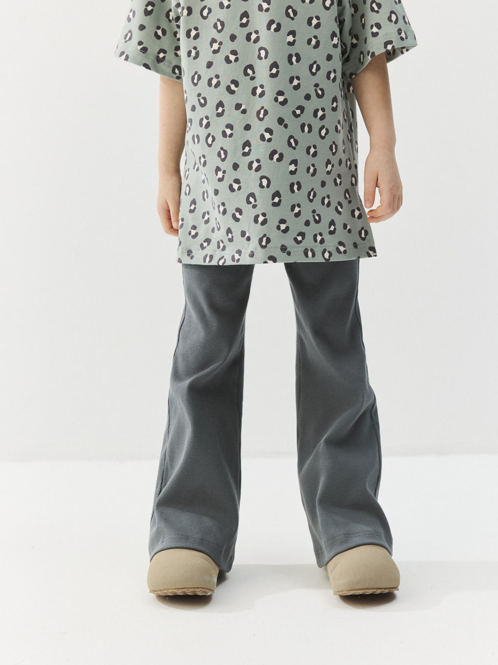Костюм футболка оверсайз и брюки клеш Наивный леопард/графит - Bungly фото 2