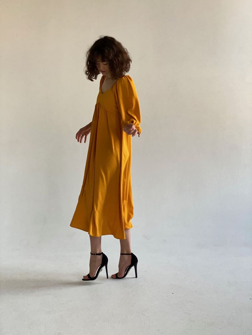 Платье-миди с пышными рукавами в цвете манго - Martichelli фото 16