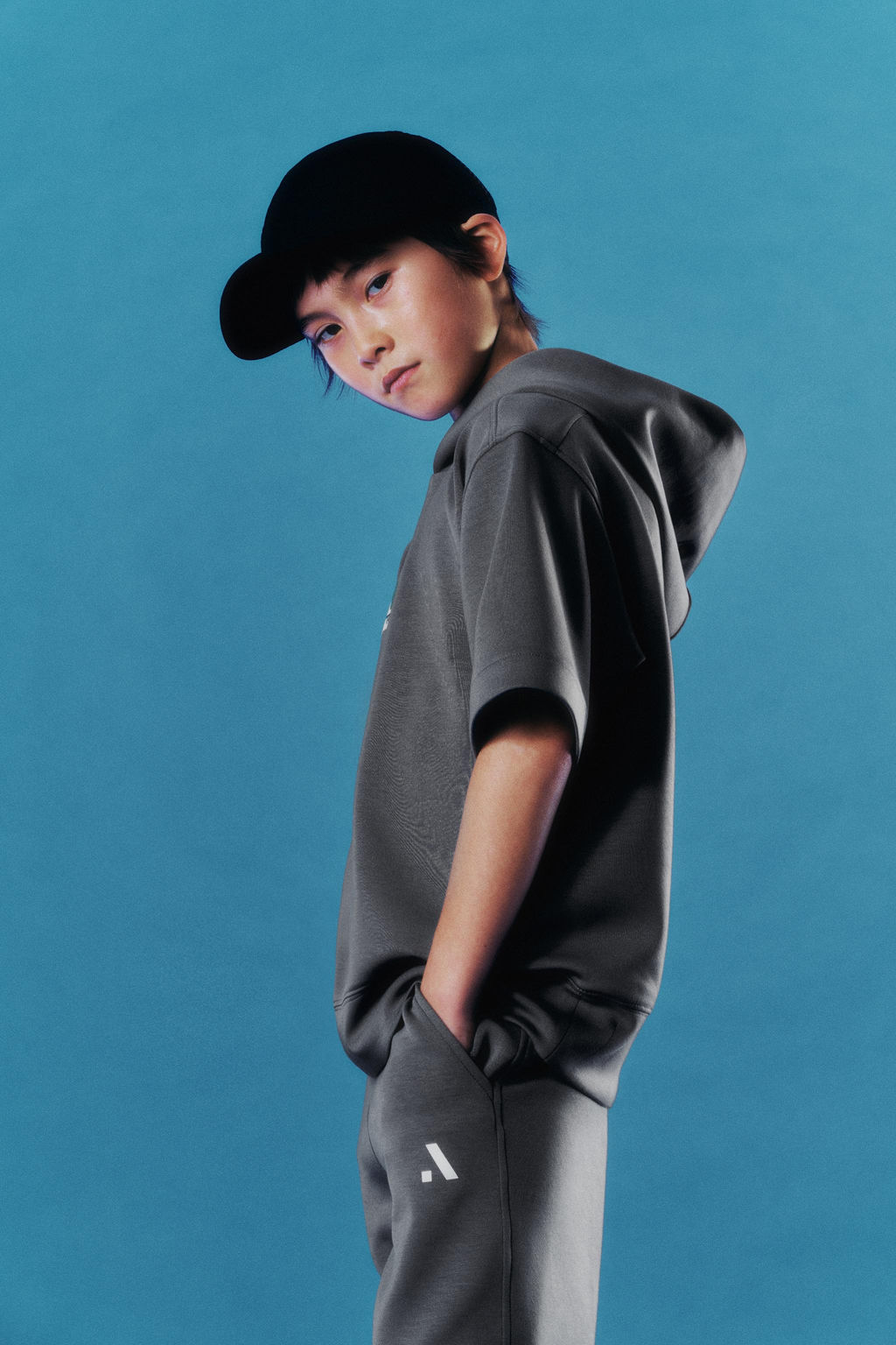 SUDADERA CAPUCHA MANGA CORTA SPORTY CON MODAL / Gris antracita - Zara фото 8