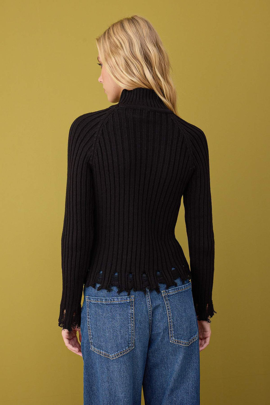 Siyah K?sa/Crop Etek Ucu Ak?tma Detayl? Triko Kazak TWOAW26KZ00102