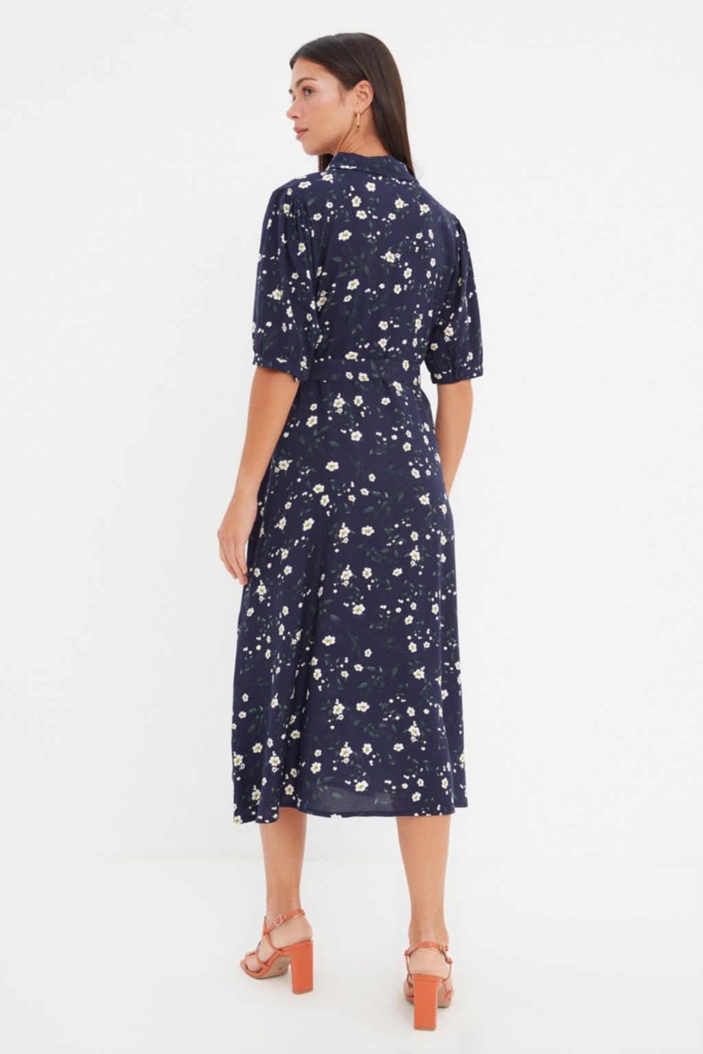 TRENDYOLMILLA Lacivert Cicek Desenli Kusakl? Midi Dokuma Viskon Gomlek Elbise TWOSS20EL1559 фото 17