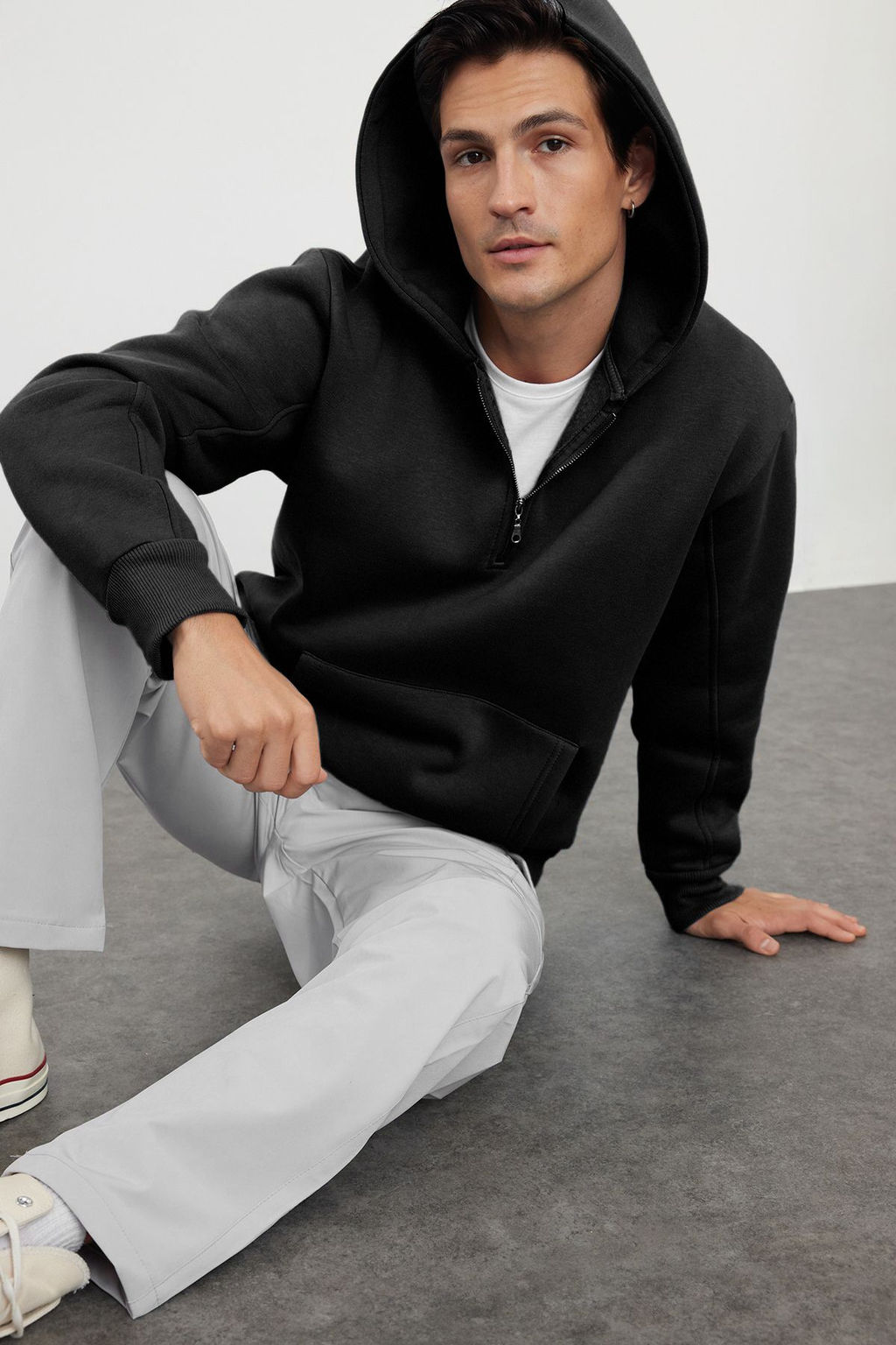 Siyah Oversize/Genis Kesim Fermuarl? Kapusonlu Ici Polarl? Basic Sweatshirt TMNAW25SW00050