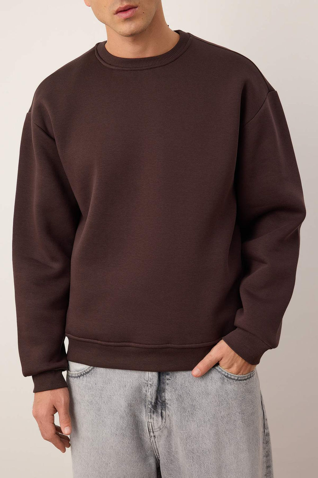 Kahverengi Oversize/Genis Kesim Pamuklu Basic Ici Polarl? Kal?n Sweatshirt TMNAW25SW00011