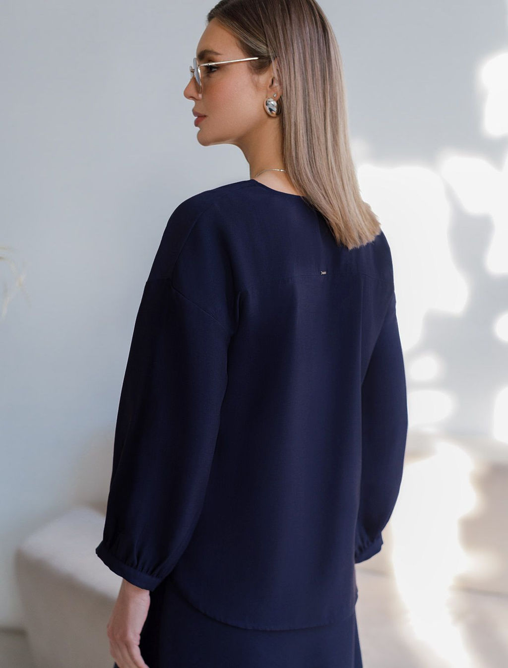 Укороченная блузка с V вырезом из плотного лиоцелла