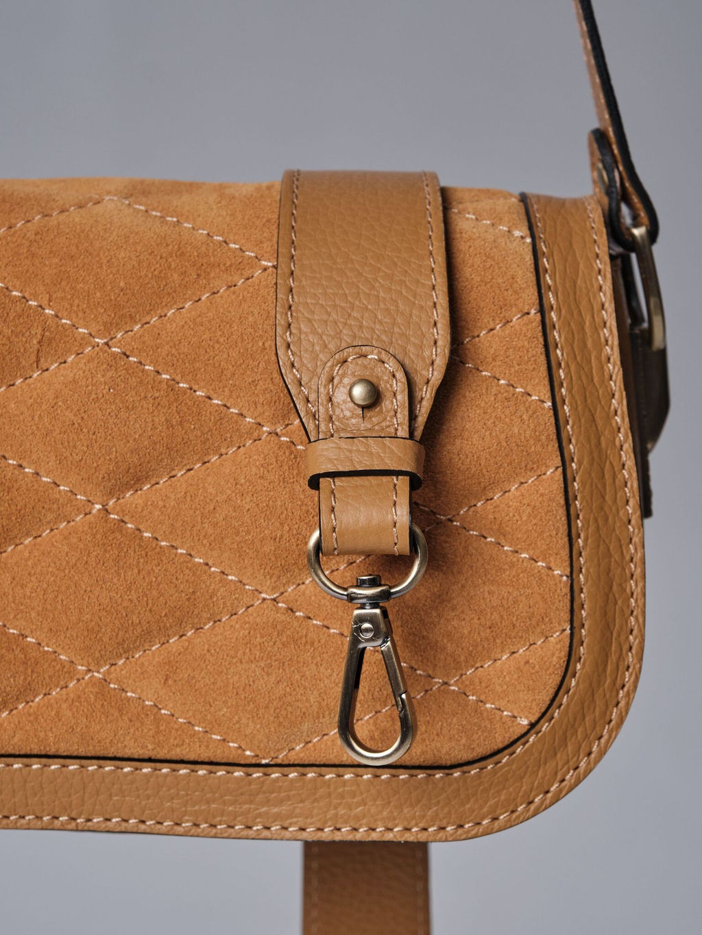 Сумка замшевая на плечо Deboro 30791 глина