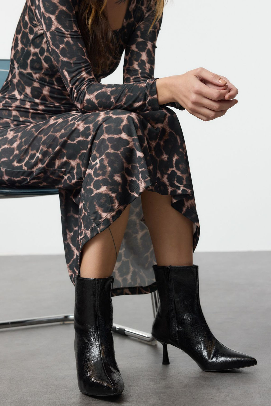 Trendyol Shoes Siyah Fermar Detayl? Sivri Burun Ince Topuklu Kad?n Bot TAKAW25BO00005 - Trendyolmilla фото 3