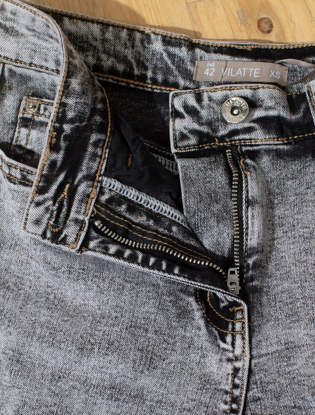 Джинсы трубы с декоративной стиркой из эластичного облегченного денима - Vilatte фото 7