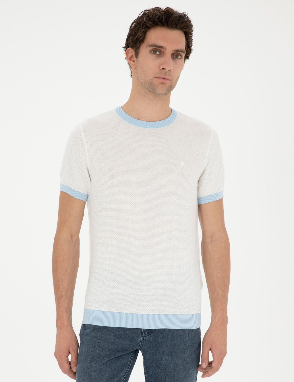 Белая приталенная трикотажная футболка с круглым вырезом