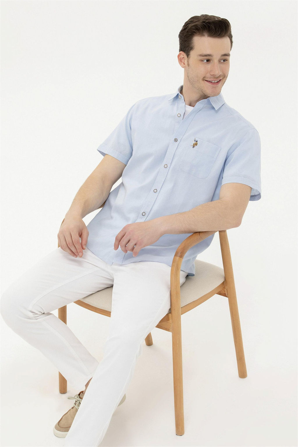 Мужская голубая рубашка с коротким рукавом