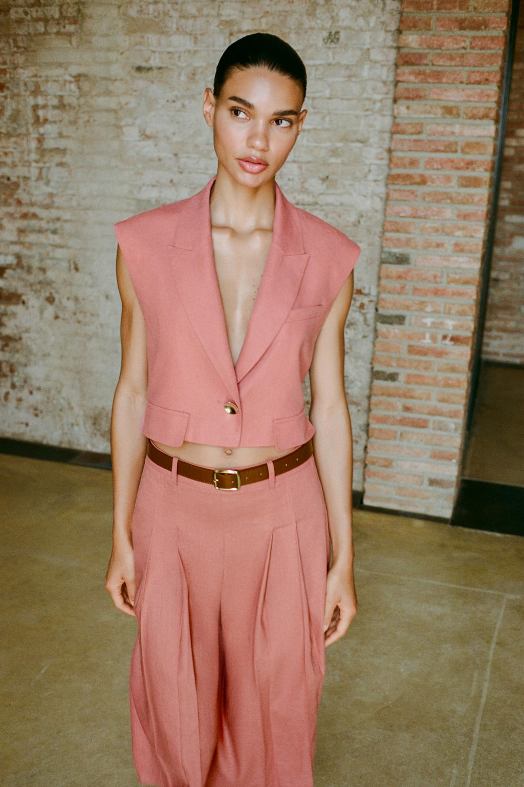 SHORT WAISTCOAT WITH LINEN FLAPS - Zara фото 2