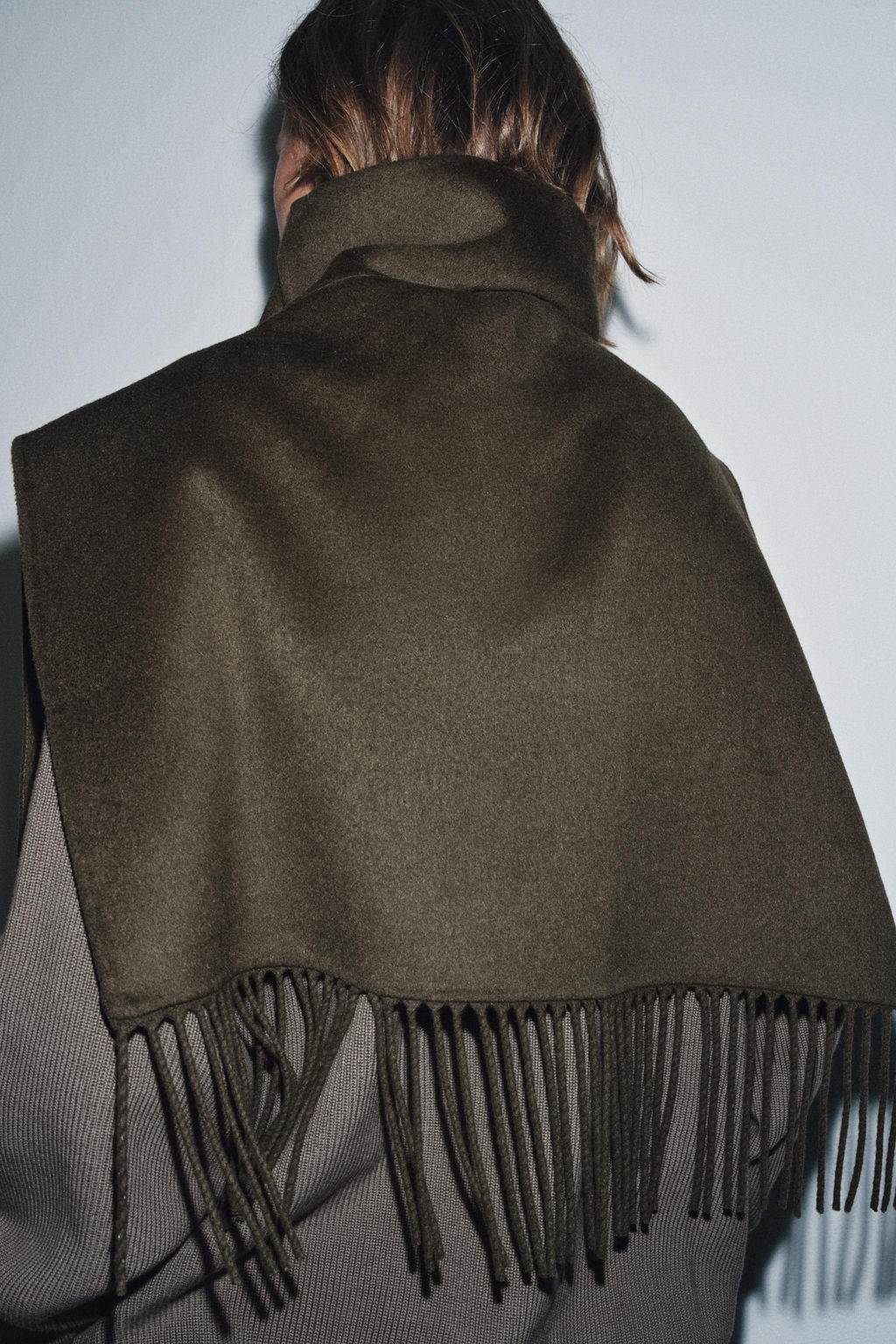 SHORT WOOL FRINGED CAPE - Zara фото 3
