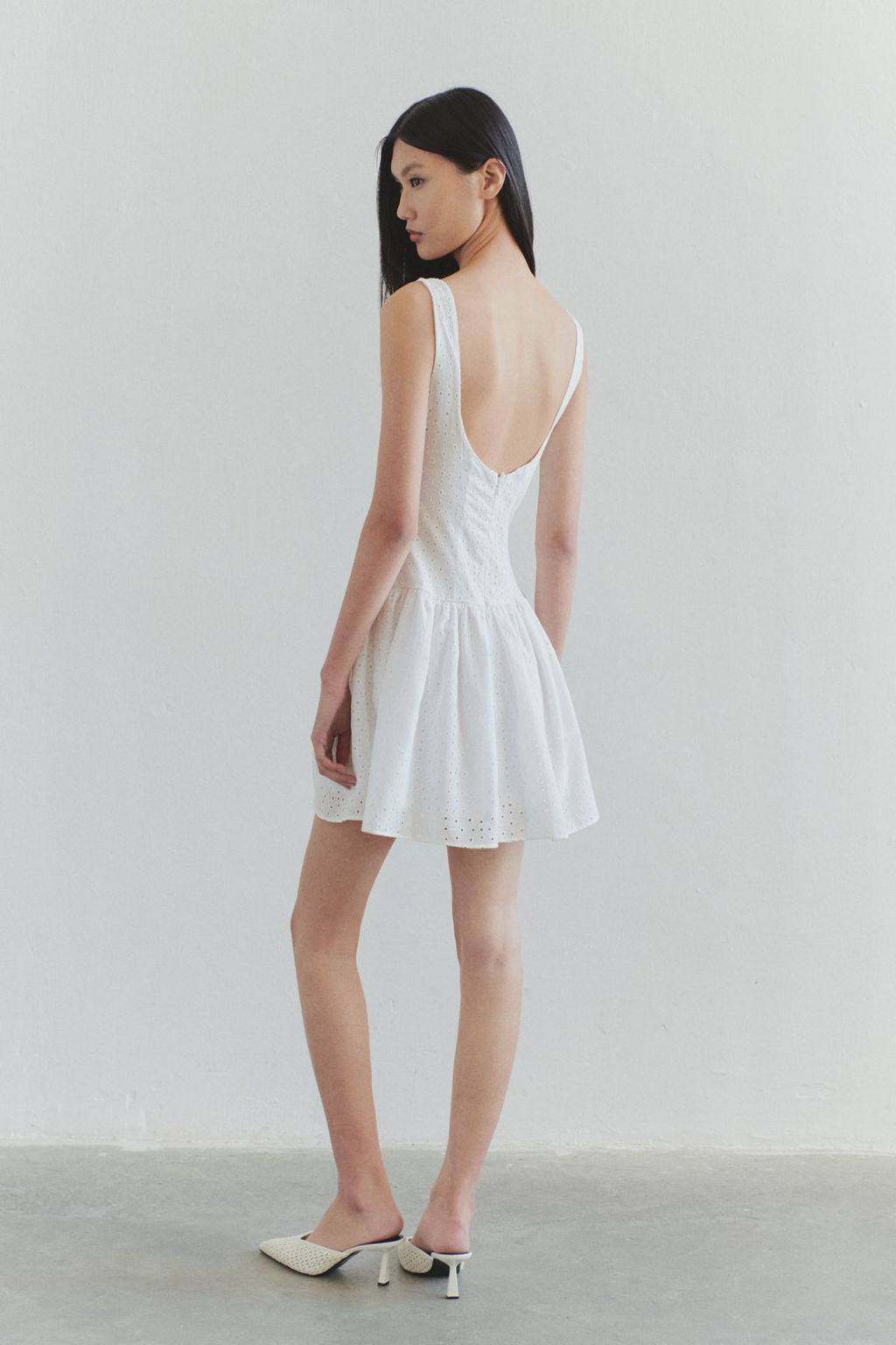 TRENDYOLMILLA Limited Edition Beyaz Etegi Belden Ac?lan Dugme Detayl? Brode Mini Dokuma Elbise TWOSS25EL00521 фото 2