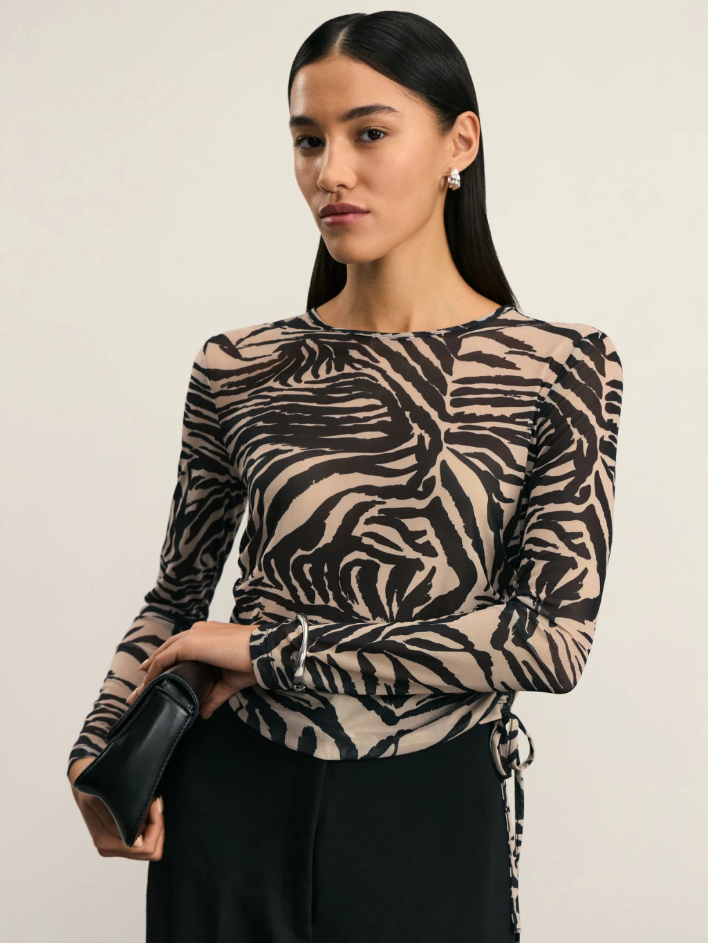 Лонгслив с анималистичным прином и сборками по бокам / Zarina  фото 2